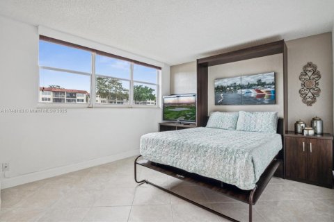 Condo in Pembroke Pines, Florida, 2 bedrooms  № 1699177 - photo 7