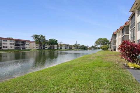 Condo in Pembroke Pines, Florida, 2 bedrooms  № 1699177 - photo 16