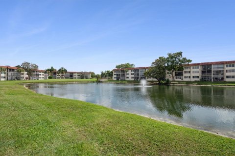 Condo in Pembroke Pines, Florida, 2 bedrooms  № 1699177 - photo 15