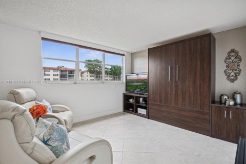 Condo in Pembroke Pines, Florida, 2 bedrooms  № 1699177 - photo 6