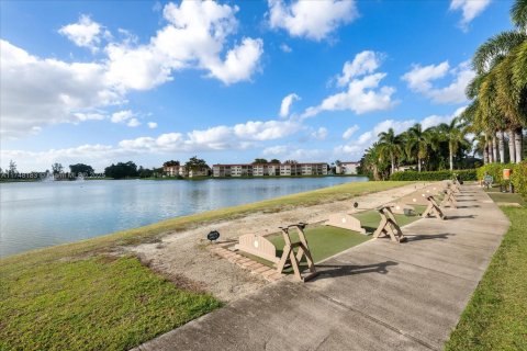Condo in Pembroke Pines, Florida, 2 bedrooms  № 1699177 - photo 26