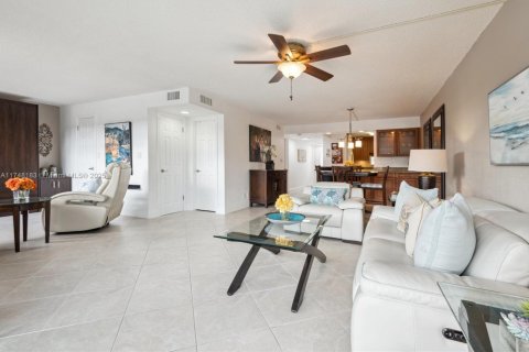 Condo in Pembroke Pines, Florida, 2 bedrooms  № 1699177 - photo 8