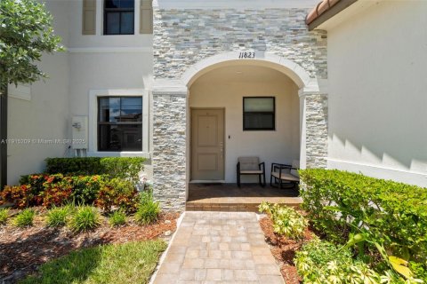 Купить таунхаус в Хомстед, Флорида 3 спальни, 137.77м2, № 1971398 - фото 1