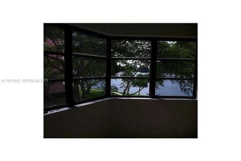 Condo in Miami, Florida, 2 bedrooms № 2060122 - photo 2