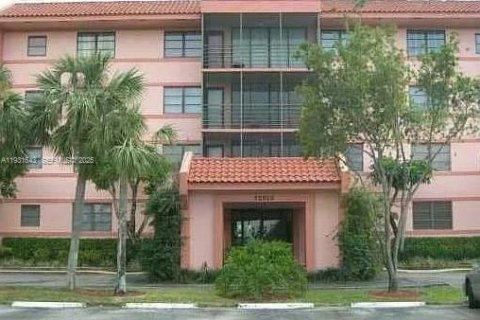 Condo in Miami, Florida, 2 bedrooms № 2060122 - photo 12