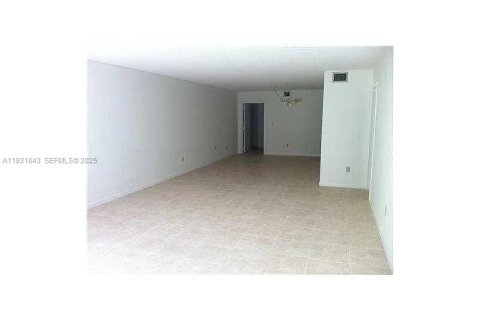 Condo in Miami, Florida, 2 bedrooms № 2060122 - photo 11
