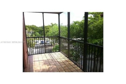 Condo in Miami, Florida, 2 bedrooms № 2060122 - photo 5