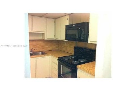 Condo in Miami, Florida, 2 bedrooms № 2060122 - photo 3