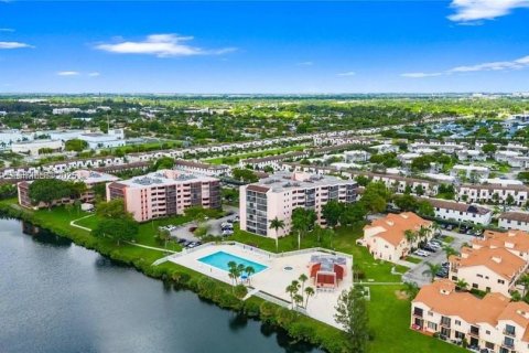 Condo in Miami, Florida, 2 bedrooms № 2060122 - photo 17