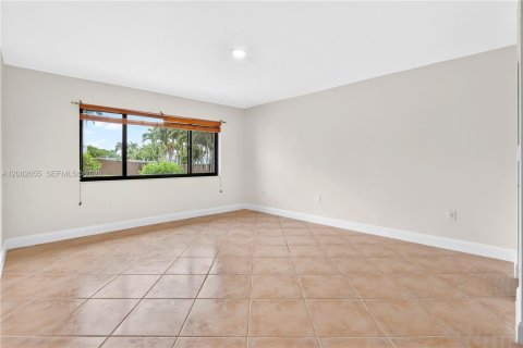 Villa ou maison à louer à Miami, Floride: 4 chambres, 216.46 m2 № 2343628 - photo 10
