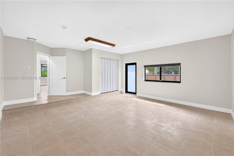 Villa ou maison à louer à Miami, Floride: 4 chambres, 216.46 m2 № 2343628 - photo 18