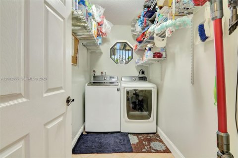 Villa ou maison à louer à Miami, Floride: 4 chambres, 216.46 m2 № 2343628 - photo 22