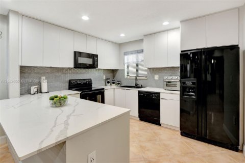 Villa ou maison à louer à Miami, Floride: 4 chambres, 216.46 m2 № 2343628 - photo 7