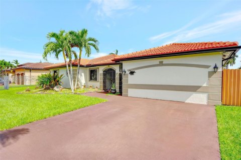 Villa ou maison à louer à Miami, Floride: 4 chambres, 216.46 m2 № 2343628 - photo 4