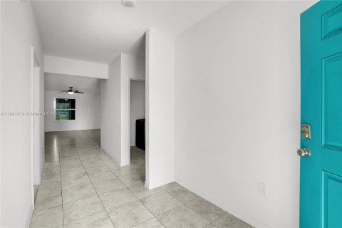 House in Port St. Lucie, Florida 4 bedrooms, 171.4 sq.m. № 1836485 - photo 3