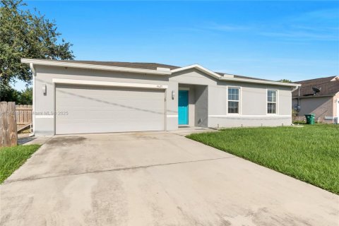 House in Port St. Lucie, Florida 4 bedrooms, 171.4 sq.m. № 1836485 - photo 1
