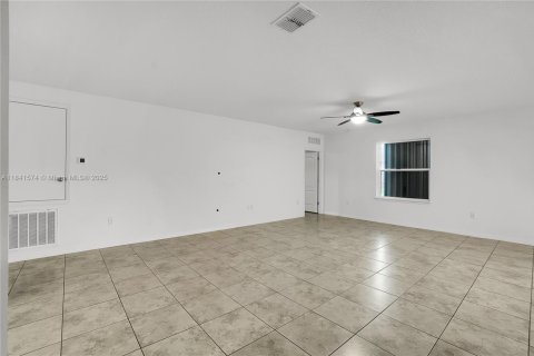 House in Port St. Lucie, Florida 4 bedrooms, 171.4 sq.m. № 1836485 - photo 10