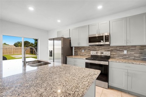 House in Port St. Lucie, Florida 4 bedrooms, 171.4 sq.m. № 1836485 - photo 9