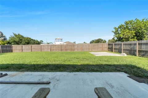 House in Port St. Lucie, Florida 4 bedrooms, 171.4 sq.m. № 1836485 - photo 23