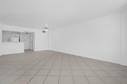 Condo in Hollywood, Florida, 1 bedroom  № 2183725 - photo 15