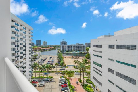 Condo in Hollywood, Florida, 1 bedroom  № 2183725 - photo 3