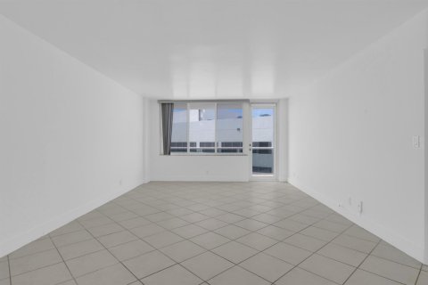 Condo in Hollywood, Florida, 1 bedroom  № 2183725 - photo 13