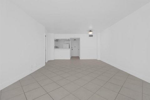 Condo in Hollywood, Florida, 1 bedroom  № 2183725 - photo 16