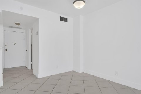 Condo in Hollywood, Florida, 1 bedroom  № 2183725 - photo 17