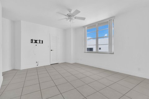 Condo in Hollywood, Florida, 1 bedroom  № 2183725 - photo 11