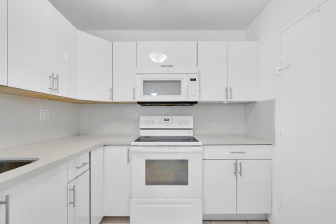 Condo in Hollywood, Florida, 1 bedroom  № 2183725 - photo 19
