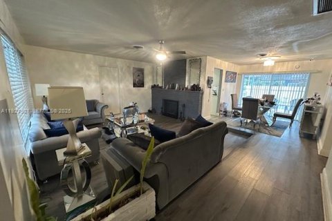 House in Miramar, Florida 4 bedrooms, 143.44 sq.m. № 1987017 - photo 2