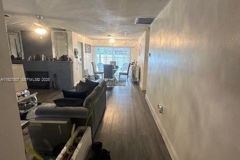 House in Miramar, Florida 4 bedrooms, 143.44 sq.m. № 1987017 - photo 22