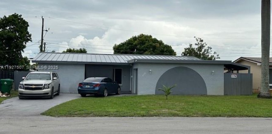 House in Miramar, Florida 4 bedrooms, 143.44 sq.m. № 1987017