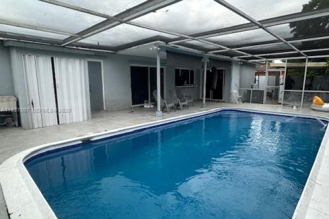 House in Miramar, Florida 4 bedrooms, 143.44 sq.m. № 1987017 - photo 8