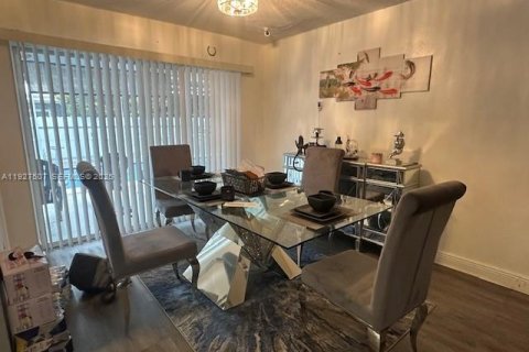 House in Miramar, Florida 4 bedrooms, 143.44 sq.m. № 1987017 - photo 3