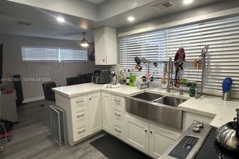 House in Miramar, Florida 4 bedrooms, 143.44 sq.m. № 1987017 - photo 4