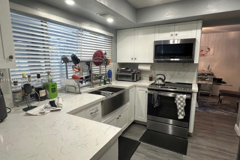 House in Miramar, Florida 4 bedrooms, 143.44 sq.m. № 1987017 - photo 5