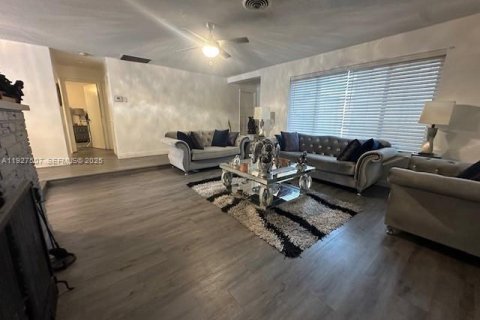 House in Miramar, Florida 4 bedrooms, 143.44 sq.m. № 1987017 - photo 6