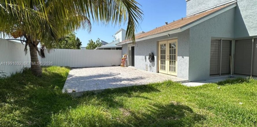 Casa en Miami, Florida 3 dormitorios, 125.42 m2 № 2062926