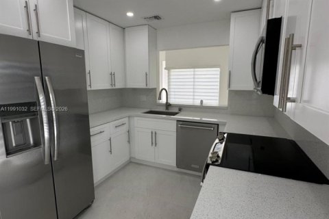 Casa en venta en Miami, Florida, 3 dormitorios, 125.42 m2 № 2062926 - foto 2