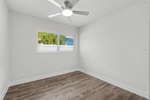 House in Saint Petersburg, Florida 3 bedrooms, 146.14 sq.m. № 2224880 - photo 25
