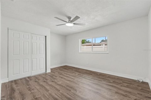 House in Saint Petersburg, Florida 3 bedrooms, 146.14 sq.m. № 2224880 - photo 30