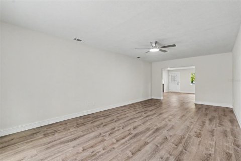 House in Saint Petersburg, Florida 3 bedrooms, 146.14 sq.m. № 2224880 - photo 15