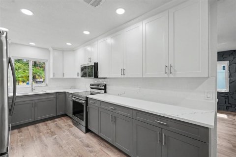 House in Saint Petersburg, Florida 3 bedrooms, 146.14 sq.m. № 2224880 - photo 19