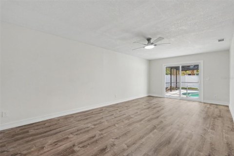House in Saint Petersburg, Florida 3 bedrooms, 146.14 sq.m. № 2224880 - photo 13