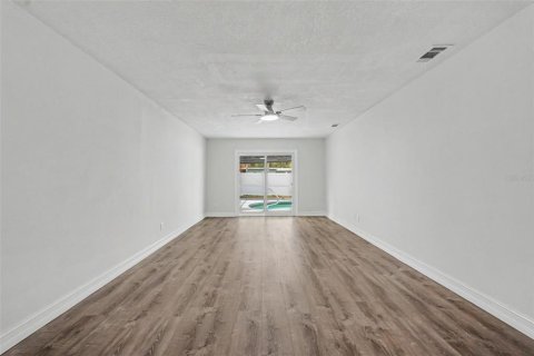 House in Saint Petersburg, Florida 3 bedrooms, 146.14 sq.m. № 2224880 - photo 14