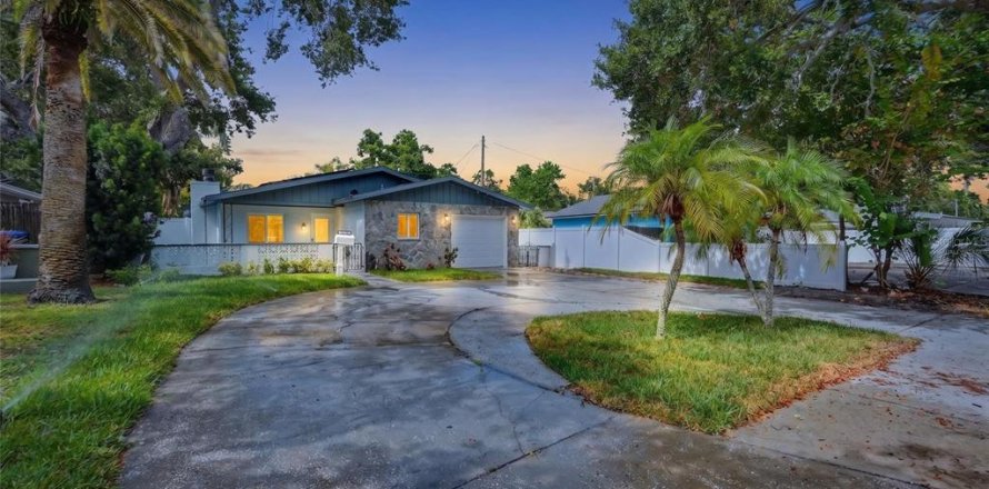 House in Saint Petersburg, Florida 3 bedrooms, 146.14 sq.m. № 2224880