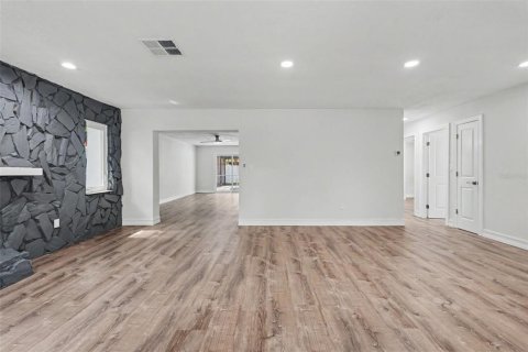 House in Saint Petersburg, Florida 3 bedrooms, 146.14 sq.m. № 2224880 - photo 9