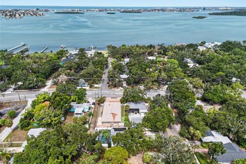 House in Saint Petersburg, Florida 3 bedrooms, 146.14 sq.m. № 2224880 - photo 4