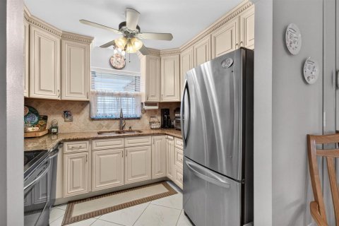 Condo in Delray Beach, Florida, 2 bedrooms  № 2400502 - photo 15